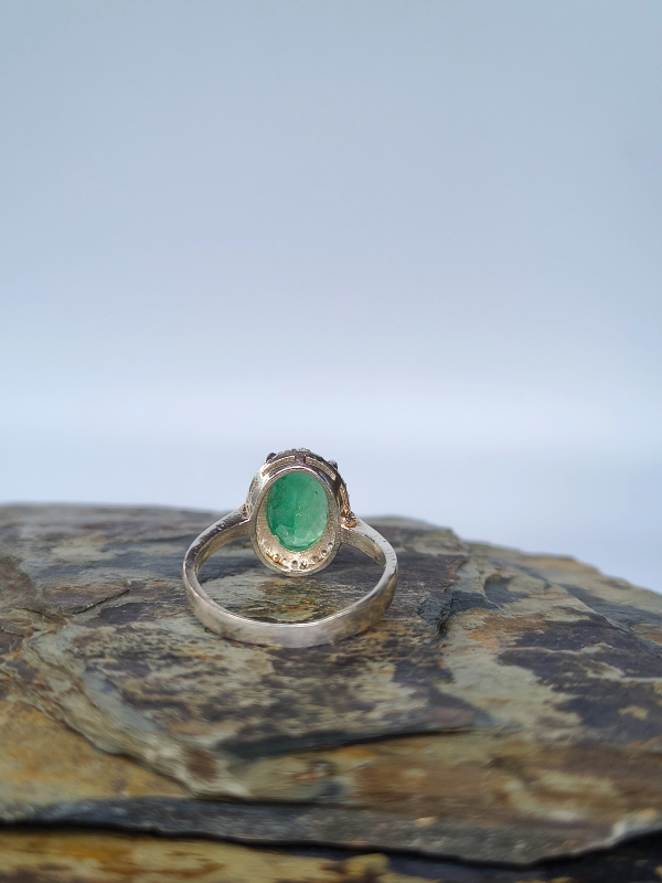 Anillo Luna Verde – Plata 925 con esmeralda natural facetada