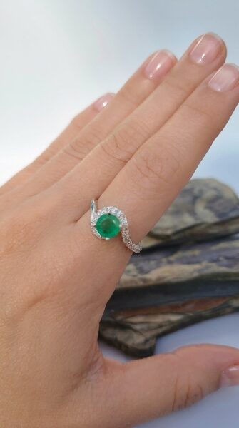 Anillo Ola Esmeralda – Plata 925 con esmeralda natural facetada