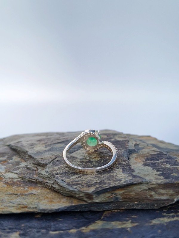 Anillo Ola Esmeralda – Plata 925 con esmeralda natural facetada