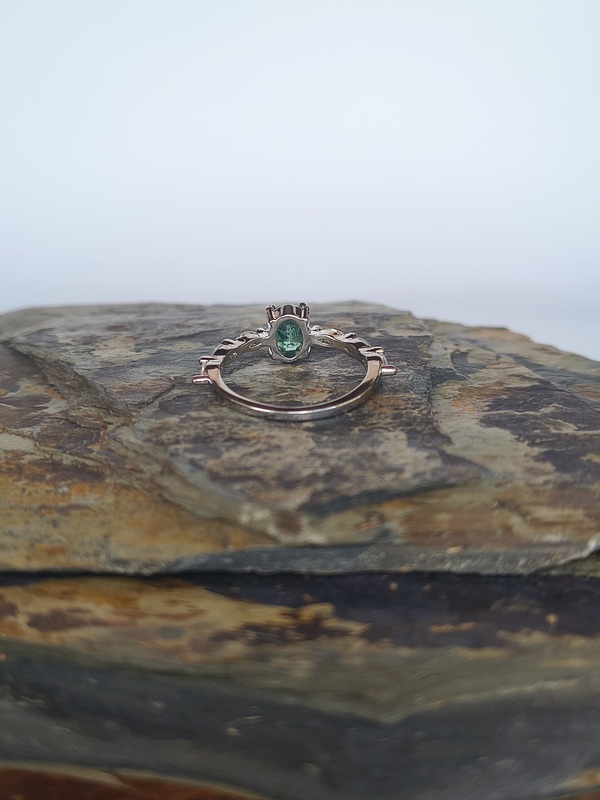 Anillo Rama Esmeralda – Plata 925 con esmeralda natural facetada