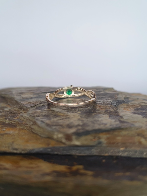 Anillo Trenza Esmeralda – Plata 925 con esmeralda natural facetada Descripción El Anillo Trenza Esmeralda es una joya de movimiento perpetuo y simbolismo profundo. Una esmeralda colombiana natural de corte redondo facetado, verde y luminosa, se eleva sobre una banda trenzada en plata 925 que entrelaza dos hilos de metal con micropavé de circonitas en un cruce continuo que no tiene principio ni fin. Como dos caminos que se encuentran, como dos historias que se unen, como el tiempo que avanza sin detenerse. La trenza en joyería es uno de los símbolos más antiguos de unión, fidelidad y continuidad. En este anillo ese simbolismo se refuerza con el verde vivo de una esmeralda colombiana auténtica en el punto exacto donde los dos hilos convergen: el centro, el origen, el punto de encuentro. Delicado en su estructura, infinito en su significado. Beneficios clave Esmeralda natural redonda facetada: piedra colombiana auténtica de verde intenso en el punto de convergencia de la trenza. Banda trenzada con micropavé: dos hilos entrelazados de plata 925 con pequenas circonitas que brillan a lo largo de toda la banda. Engaste de cuatro puntas: permite máxima entrada de luz en la esmeralda, resaltando su color y transparencia. Simbolismo de unión y continuidad: la trenza como símbolo universal de lo que no se rompe, lo que persiste y lo que une. Plata 925 genuina (Sterling Silver): 92,5% plata pura, hipoalergénica, noble y duradera. Diseño elegante para uso diario: cómodo, ligero y con una presencia que se aprecia en cada detalle. Hecho a mano: cada pieza es única y puede presentar pequeñas variaciones naturales. Especificaciones técnicas Tipo: Anillo solitario con banda trenzada Material base: Plata de ley 925 (Sterling Silver) Piedra central: Esmeralda natural, corte redondo facetado Engaste: Cuatro puntas Piedras secundarias: Circonitas blancas (micropavé en banda trenzada) Diseño: Solitario con banda trenzada / infinity Banda: Dos hilos entrelazados con micropavé continuo Sello: 925 S HF visible en la banda (garantía de autenticidad) Fabricación: Artesanal (hecha a mano) Las piezas pueden variar ligeramente con respecto a la foto debido a su elaboración artesanal y al uso de piedras naturales. Historia corta de las esmeraldas colombianas Las esmeraldas colombianas tienen una historia geológica extraordinaria: se formaron hace más de 135 millones de años, por lo que son más antiguas que los dinosaurios. Su color verde nace de procesos minerales raros que convierten presión, tiempo y naturaleza en una de las gemas más admiradas del mundo. Colombia es reconocida mundialmente como la mayor productora de esmeraldas de alta calidad, admiradas por su color, transparencia y vida interior. Llevar una esmeralda colombiana es llevar un fragmento vivo de la historia de la Tierra. Cuidados de tu joya (plata 925 + esmeralda natural) La plata 925 puede oscurecerse de forma natural con el tiempo; con los cuidados correctos tu anillo conservará su brillo por muchos años: Evita el agua: no usar al ducharte, nadar en piscina (cloro) o en el mar (sal); ambos agentes aceleran el deslustre de la plata. Perfumes y cremas primero: aplícalos antes de ponerte el anillo. Limpieza especial en la trenza: los cruces de la banda acumulan polvo y residuos entre los hilos entrelazados; usa cepillo de cerdas muy suaves para limpiar cada cruce con delicadeza; seca muy bien antes de guardar. Nunca uses limpiadores ultrasónicos: las vibraciones pueden dañar o despegar la esmeralda central y las circonitas del micropavé de la banda. Guárdalo solo: en su estuche individual para evitar que la trenza se enganche con otras piezas al almacenarse juntas. Lugar adecuado: joyero forrado en terciopelo o satén, preferiblemente con tapa hermética para limitar la oxidación. Evita madera directa y sol prolongado: la madera contiene ácidos que afectan la plata; la luz prolongada puede alterar el acabado y el color de la esmeralda. Quítatelo para dormir: la banda trenzada puede engancharse con telas y causar fricción sobre las micropiedras durante el sueño. ¿Se oscureció? Es completamente normal. Sumérgelo unos minutos en agua tibia con jabón neutro, frota suavemente con cepillo de cerdas suaves prestando atención a los cruces de la trenza, enjuaga y seca muy bien. Volverá a brillar. Recomendación: guárdalo en su estuche original para mayor protección. Ideal para… Anillo de compromiso, promesa o celebración de una unión especial Personas que valoran el simbolismo, la historia y los detalles que tienen significado Quienes buscan un anillo elegante, cómodo para el uso diario y con identidad propia Amantes de la joyería con simbolismo celta, de eternidad y continuidad Un detalle único, romántico y memorable para ella en cualquier momento del año