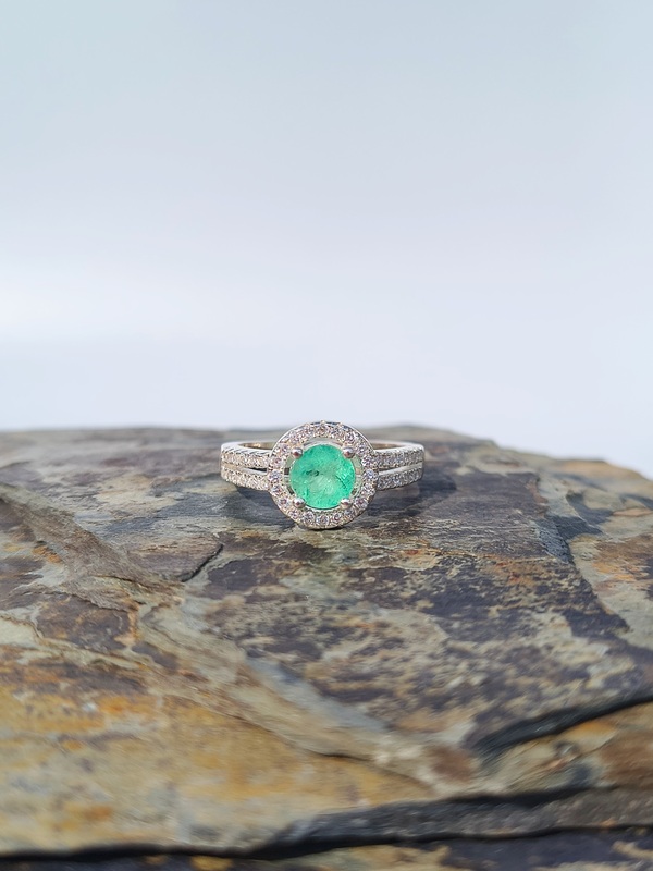 Anillo Eternidad Esmeralda – Plata 925 con esmeralda natural facetada