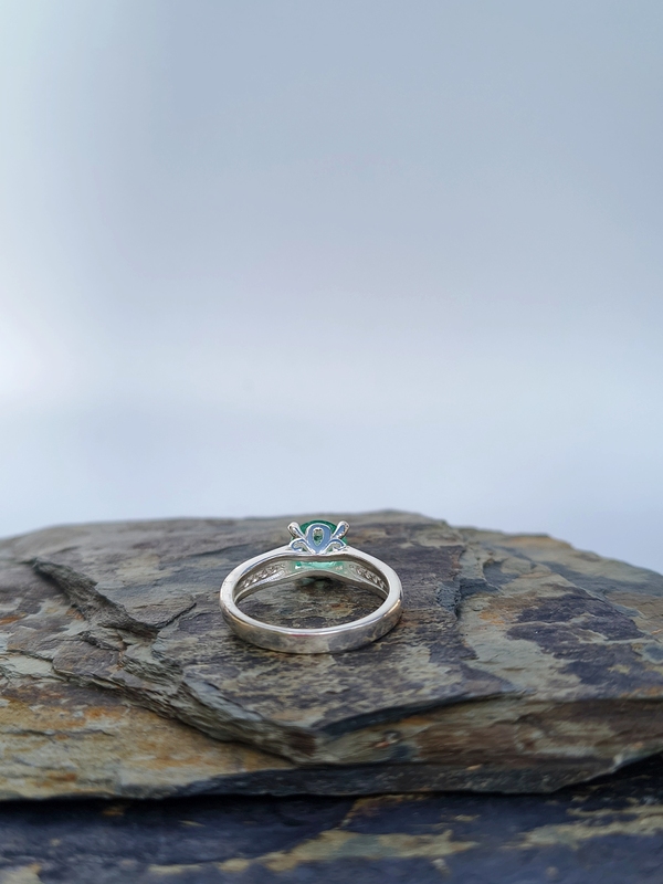 Anillo Sol Verde – Plata 925 con esmeralda natural facetada