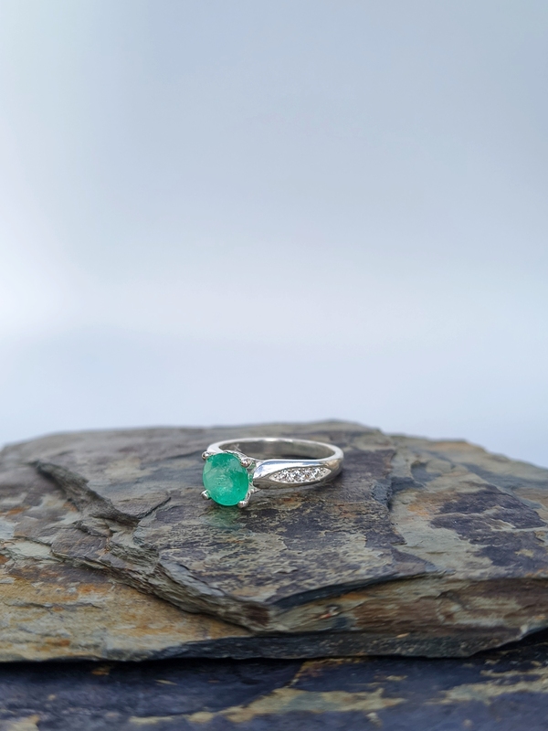 Anillo Sol Verde – Plata 925 con esmeralda natural facetada