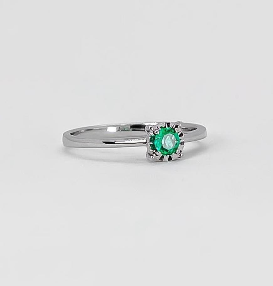 Anillo Pureza Esmeralda – Oro blanco con esmeralda natural facetada certificada